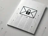 Briefumschlag mit Vorhängeschloss auf einem Blatt Papier, umgeben von Leiterbahnen – Symbolbild für eine versteckte E-Mail-Adresse