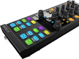 Der DJ-Controller Traktor Kontrol X1 MK2 von schräg oben: farbige Cue-, Sync- und Play-Tasten, darüber Drehregler und der Browse-Encoder